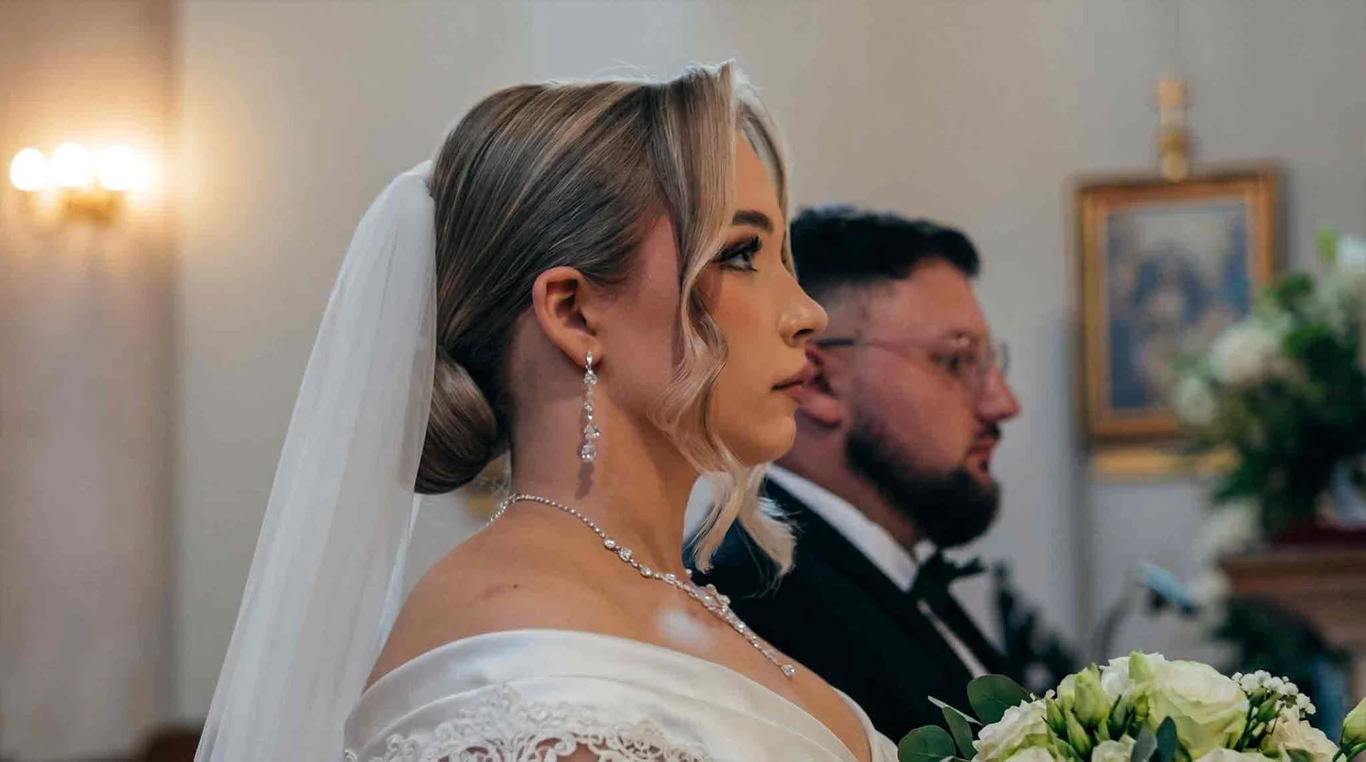 Para młoda przy ołtarzu